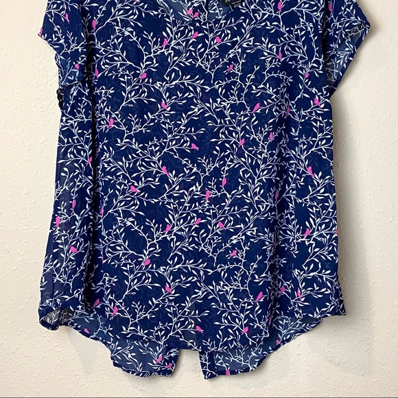‼️SOLD‼️ Torrid Sheer Blouse Cap Sleeve in Navy w/ White Vines & Pink Birds - Picture 3 of 10